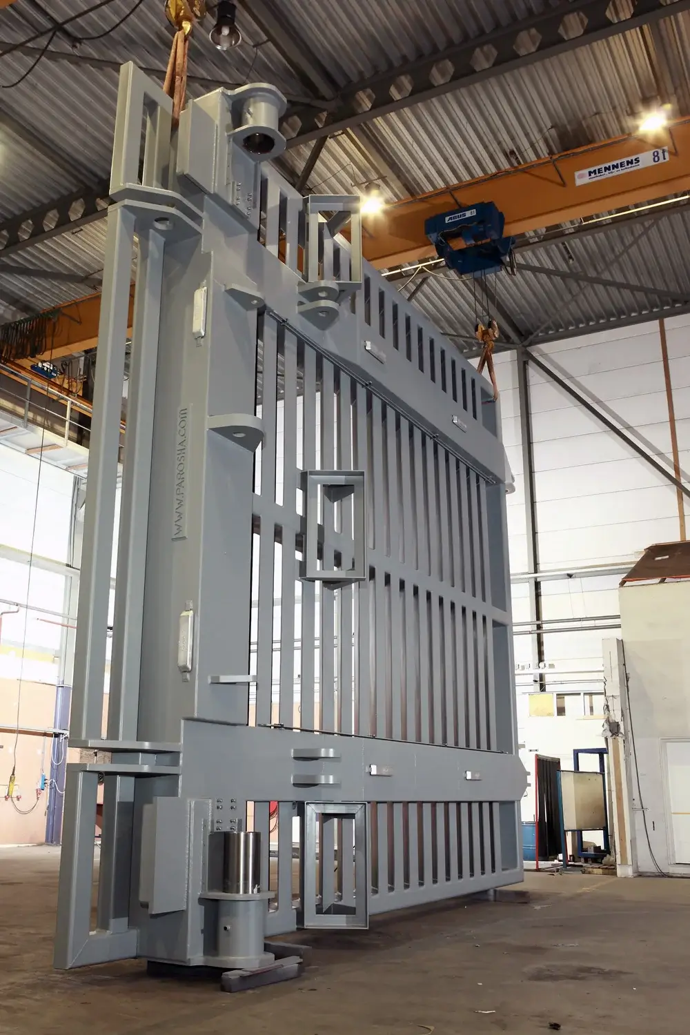 Moonpool door system with hydraulic and locking cylinders