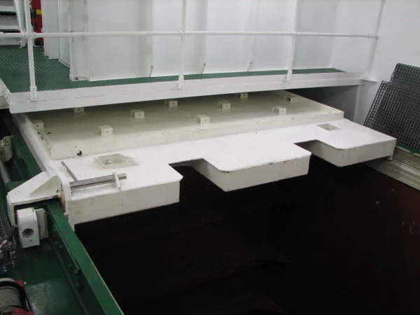 Moonpool hatch cover in closed position